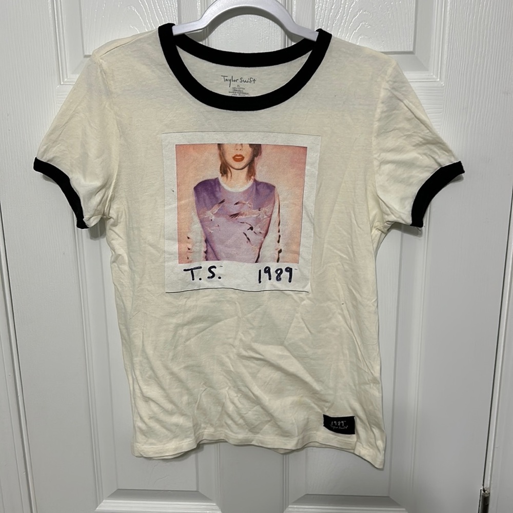Taylor Swift Womens 1989 authentic tour tee XL fits like a women’s small